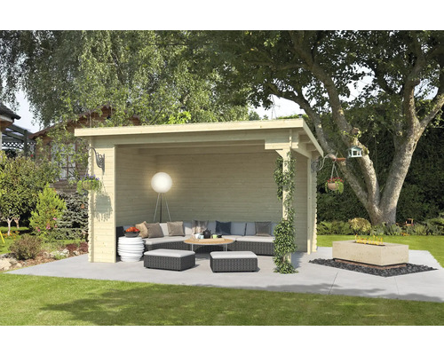 Holzpavillon mit Sitzgruppe, Tisch, Lampe und Feuerstelle im Garten