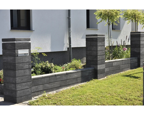 Gartenmauer aus Betonsteinen mit integriertem Briefkasten und Bepflanzung