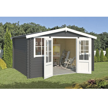 Garten mit grauem Gartenhaus, offenstehenden Türen, Fenster und Einrichtung