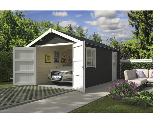 Modernes Blockbohlenhaus mit geöffneten Flügeltüren und einem Auto darin