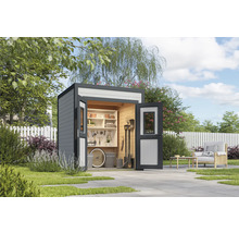 Gartenszene mit Gerätehaus, Werkzeugen und Gartenmöbeln