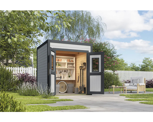 Gartenhaus Outdoor Life Felix 1 200 x 207,4 cm hellgrau Gartenszene mit Gerätehaus, Werkzeugen und Gartenmöbeln