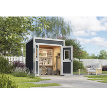 Gartenszene mit offenem Gerätehaus, Gartenmöbeln und Gartengeräten