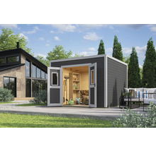 Abri de jardin avec portes doubles ouvertes, contenant des étagères et des outils de jardinage