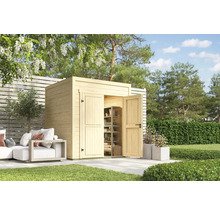 Scène de jardin avec cabane à outils en bois avec portes ouvertes et étagère