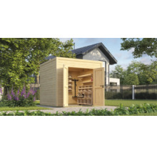 Abri de jardin en bois avec portes ouvertes et étagères de rangement dans le jardin.