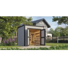 Gartenschrank aus Holz mit Regalen und geöffneten Türen vor einem Haus.