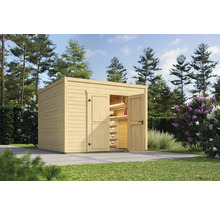 Holzgartenhaus mit Regalen und geöffneten Türen im Garten