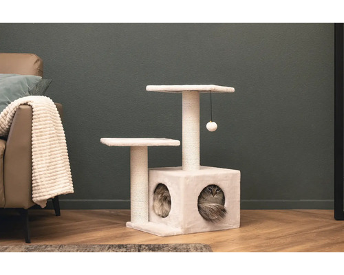 Arbre à chat avec surfaces de couchage et niche pour chat dans le salon