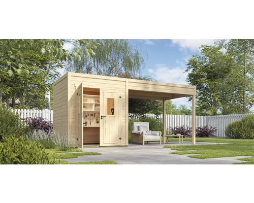 Gartenszene mit einem Holzgartenhaus mit Anbau