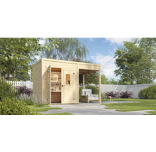 Holzgartenhaus mit offener Tür, Regalen und Sitzbereich im Garten.