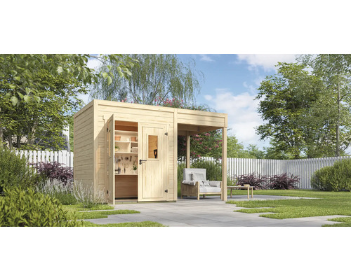 Holzgartenhaus mit offener Tür, Regalen und Sitzbereich im Garten.