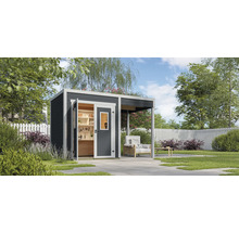 Modernes Gartenhaus mit geöffneten Türen und überdachter Terrasse in einer Gartenszene.