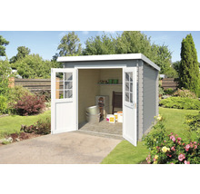 Scène de jardin avec abri de jardin avec double porte dans le jardin