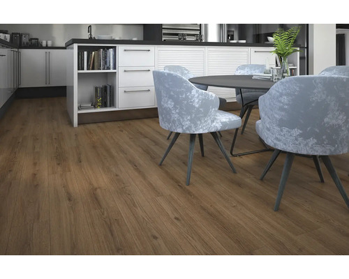 Innenaufnahme einer Küche mit Holzboden, Esstisch und Stühlen.