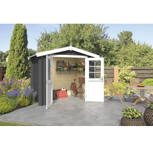 Jardin avec abri de jardin, mobilier de jardin et plantations.