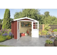 Garten mit Gerätehaus, offenstehenden Türen und Gartenzubehör