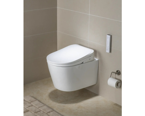 Wandhängendes Dusch-WC mit Fernbedienung im Badezimmer.