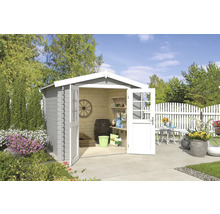 Gartenhaus mit geöffneten Doppeltüren, Gartendekoration und Pflanzen im Aussenbereich.