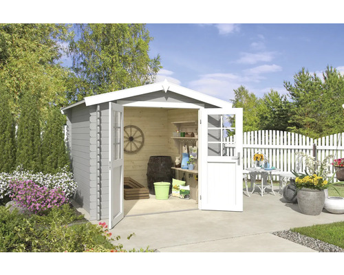 Gartenhaus Outdoor Life Ingo 262,1 x 250 cm hellgrau Gartenhaus mit geöffneten Doppeltüren, Gartendekoration und Pflanzen im Aussenbereich.