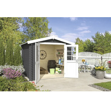 Gartenhaus mit geöffneten Doppeltüren, Innenraum mit Regalen und Dekoration, Gartenmöbel im Außenbereich