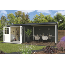 Holzgartenhaus mit offenem Lagerraum, Terrasse und Gartengeräten im Inneren