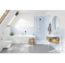 Helles Badezimmer mit Dachfenster, Badewanne, Dusche und Waschtisch