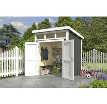 Holzgartenhaus mit Doppeltür, Oberlicht und Gartengeräten im Garten