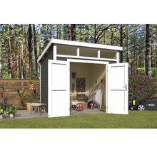 Gartenhaus mit geöffneten Doppeltüren, Gartengeräten und Rasenmäher im Garten