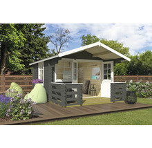 Gartenhaus mit Terrasse, Fenstern und geöffneten Türen in einem Garten