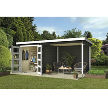 Gartenhaus mit geöffneten Türen, Terrasse und Gartenmöbeln im Garten