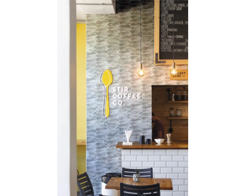 Innenaufnahme eines Cafés mit Tisch, Stühlen, Theke und Speisekarte