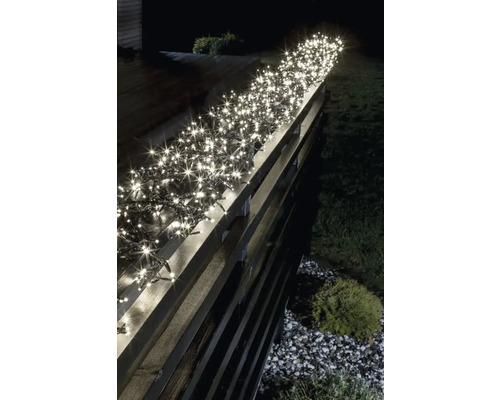 Lichterkette mit weißen LEDs auf einem Gartenzaun