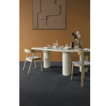 Esszimmer mit Esstisch, Stühlen und Dekorationsgegenständen in einem hellen und modernen Design