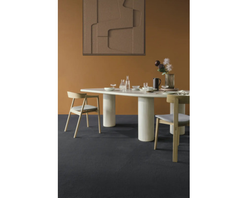 Esszimmer mit Esstisch, Stühlen und Dekorationsgegenständen in einem hellen und modernen Design