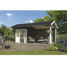 Garten Szene mit Holz Gartenhaus mit geöffneten Türen und Sitzgelegenheiten auf einer Terrasse