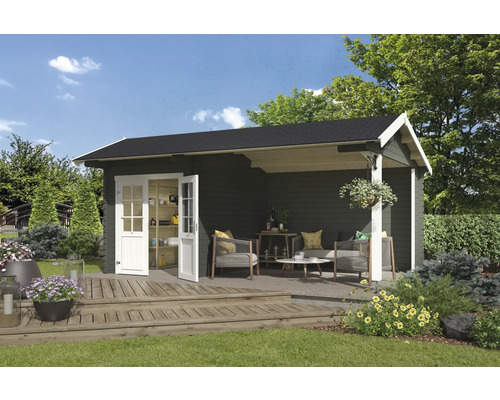 Gartenhaus Outdoor Life Kenzo inkl. Fußboden, Anbaudach mit Rückwand 580 x 389,3 cm graugrün Garten Szene mit Holz Gartenhaus mit geöffneten Türen und Sitzgelegenheiten auf einer Terrasse