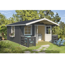 Gartenhaus aus Holz mit Terrasse und Gartenmöbeln im Garten