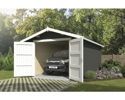 Offene Holztor-Garage mit Auto im Garten