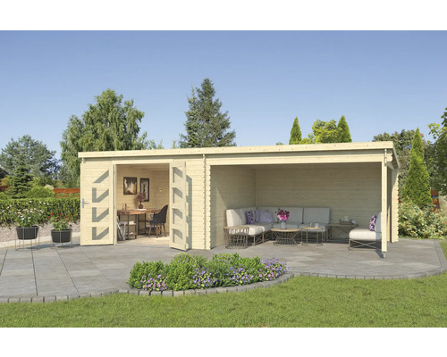 Gartenhaus Outdoor Life New Orleans inkl. Dachanbau mit Rückwand 730 x 359,1 cm natur Gartenhaus mit geöffneten Türen, Büroeinrichtung und Lounge-Bereich im Freien
