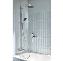 Image d''une douche avec pomme de tête, douchette à main et mitigeur thermostatique dans la salle de bain.