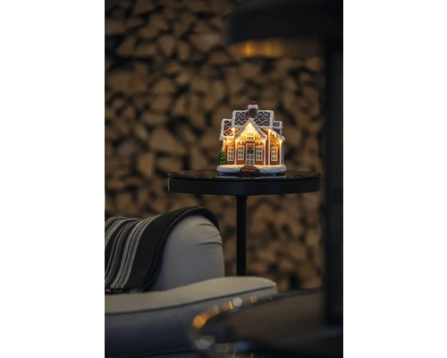 Maison en pain d’épices décorative avec éclairage sur une table