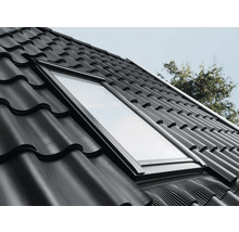 Fenêtre de toit dans un toit en tuiles.