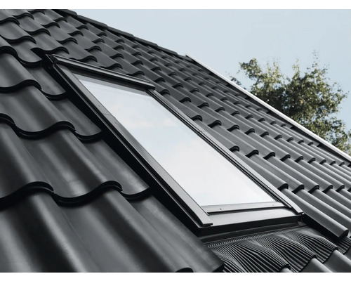 Fenêtre de toit dans un toit en tuiles.