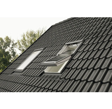 Vue de toit avec deux fenêtres de toit, dont une est ouverte