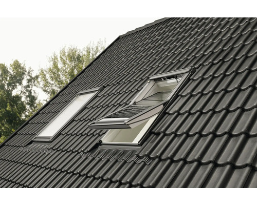 Vue de toit avec deux fenêtres de toit, dont une est ouverte