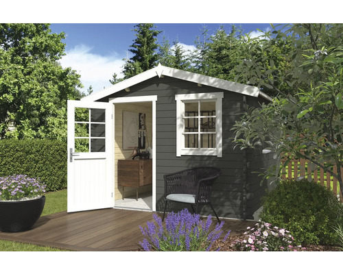 Gartenhaus Outdoor Life Nina 307,2 x 195 cm graugrün Gartenhaus aus Holz mit geöffneter Tür, Fenster und Stuhl im Garten