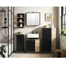 Salle de bains lumineuse avec lavabo, armoire de toilette, meubles bas et étagères en aspect bois et noir