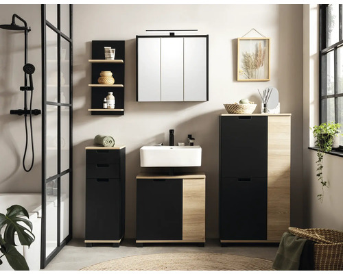 Helles Badezimmer mit Waschbecken, Spiegelschrank, Unterschränken und Regalen in Holzoptik und Schwarz
