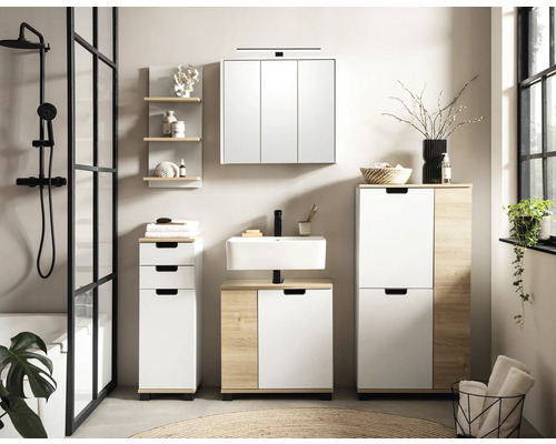 Badezimmer mit Waschtisch, Spiegelschrank, Hochschrank und Regalen für Badezimmerzubehör